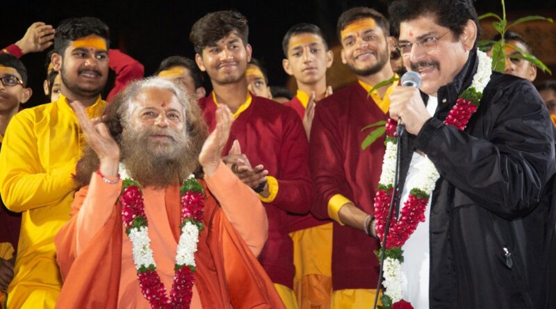 महाभारत के कर्ण पंकज धीर, परमार्थ निकेतन गंगा आरती में सम्मिलित हुए