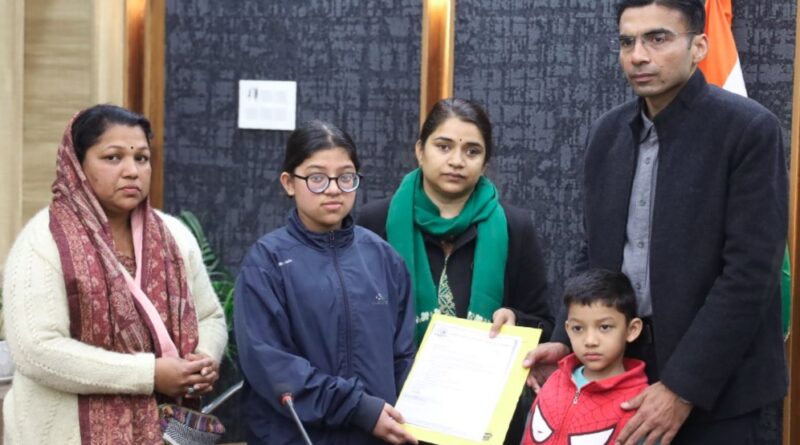 जिला प्रशासन की मानवीय पहल- विधवा महिला का बैंक ऋण चुकाया, बच्चों के भविष्य को दी सुरक्षा